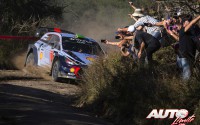 Hayden Paddon, al volante del Hyundai i20 Coupé WRC, durante el Rallye de Argentina 2017, puntuable para el Campeonato del Mundo de Rallies WRC.