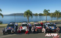 Los primeros pilotos de los equipos oficiales posan junto a sus jefes de equipo en el Rally de Argentina 2017. De izquierda a derecha: Sébastien Loeb (Ford Fiesta WRC), Jari-Matti Latvala (Toyota Yaris WRC), Kris Meeke (Citröen C3 WRC), Thierry Neuvillle (Hyundai).