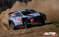 Hayden Paddon, al volante del Hyundai i20 Coupé WRC, durante el Rallye de Portugal 2017, puntuable para el Campeonato del Mundo de Rallyes WRC.