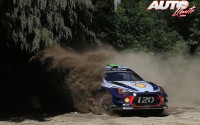 Hayden Paddon, al volante del Hyundai i20 Coupé WRC, durante el Rallye de Portugal 2017, puntuable para el Campeonato del Mundo de Rallyes WRC.