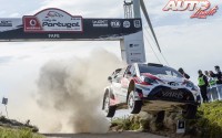 Esapekka Lappi, al volante del Toyota Yaris WRC, durante el Rallye de Portugal 2017, puntuable para el Campeonato del Mundo de Rallyes WRC.