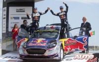 Sébastien Ogier y Julien Ingrassia celebrando su victoria a bordo del Ford Fiesta WRC en el Rally de Portugal 2017, puntuable para el Campeonato del Mundo de Rallies WRC.