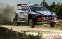 Hayden Paddon, al volante del Hyundai i20 Coupé WRC, durante el Rallye de Italia 2017, puntuable para el Campeonato del Mundo de Rallies WRC.