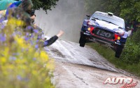 Hayden Paddon, al volante del Hyundai i20 Coupé WRC, durante el Rallye de Polonia 2017, puntuable para el Campeonato del Mundo de Rallies WRC.