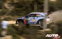 Hayden Paddon, al volante del Hyundai i20 Coupé WRC, durante el Rallye de Italia 2017, puntuable para el Campeonato del Mundo de Rallies WRC.