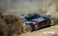 Hayden Paddon, al volante del Hyundai i20 Coupé WRC, durante el Rallye de Italia 2017, puntuable para el Campeonato del Mundo de Rallies WRC.