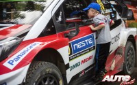Un joven aficionado se interesa por el interior del Toyota Yaris WRC de Jari-Matti Latvala, durante el Rally de Finlandia 2017, puntuable para el Campeonato del Mundo de Rallies WRC.