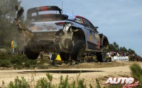 Hayden Paddon, al volante del Hyundai i20 Coupé WRC, durante el Rallye de Italia 2017, puntuable para el Campeonato del Mundo de Rallies WRC.