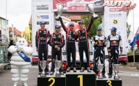 Podio del Rally de Polonia 2017. De izquierda a derecha: Sebastian Marshall y Hayden Paddon (Hyundai), Nicolas Gilsoul y Thierry Neuville (Hyundai), junto a Sébastien Ogier con Julien Ingrassia (Ford).