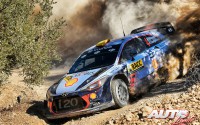 Andreas Mikkelsen, al volante del Hyundai i20 Coupé WRC, durante el Rally de España 2017, puntuable para el Campeonato del Mundo de Rallies WRC.