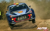 Andreas Mikkelsen, al volante del Hyundai i20 Coupé WRC, durante el Rally de España 2017, puntuable para el Campeonato del Mundo de Rallies WRC.