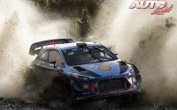 Hayden Paddon, al volante del Hyundai i20 Coupé WRC, durante el Rally de Gran Bretaña 2017, puntuable para el Campeonato del Mundo de Rallies WRC.