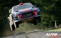 Dani Sordo, al volante del Hyundai i20 Coupé WRC, durante el Rally de Gran Bretaña 2017, puntuable para el Campeonato del Mundo de Rallies WRC.