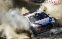 Andreas Mikkelsen, al volante del Hyundai i20 Coupé WRC, durante el Rally de Gran Bretaña 2017, puntuable para el Campeonato del Mundo de Rallies WRC.
