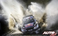 Sébastien Ogier, al volante del Ford Fiesta WRC, durante el Rally de Gran Bretaña 2017, puntuable para el Campeonato del Mundo de Rallies WRC.