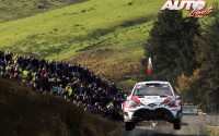 Jari-Matti Latvala, al volante del Toyota Yaris WRC, durante el Rally de Gran Bretaña 2017, puntuable para el Campeonato del Mundo de Rallies WRC.