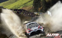 Jari-Matti Latvala, al volante del Toyota Yaris WRC, durante el Rally de Gran Bretaña 2017, puntuable para el Campeonato del Mundo de Rallies WRC.