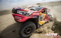 Nasser Al Attiyah, al volante del Toyota Hilux V8 4x4, durante el Rally Dakar 2018.