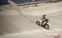 Laia Sanz, a los mandos de su KTM 450 Rally Replica, durante una de las etapas del Rally Dakar 2018.