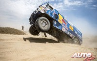 Airat Mardeev, al volante del Kamaz 4326, durante una de las etapas del Rally Dakar 2018.
