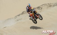 Sam Sunderland, a los mandos de su KTM 450 Rally Replica, durante una de las etapas del Rally Dakar 2018.
