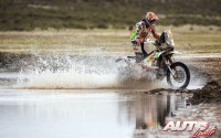 Laia Sanz, a los mandos de su KTM 450 Rally Replica, durante una de las etapas del Rally Dakar 2018.