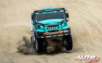 Ton Van Genugten, al volante del Iveco Powerstar 4x4, durante una de las etapas del Rally Dakar 2018.
