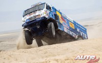 Anton Shibalov, al volante del Kamaz 4326, durante una de las etapas del Rally Dakar 2018.