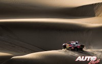Nasser Al Attiyah, al volante del Toyota Hilux V8 4x4, durante el Rally Dakar 2018.