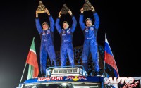 Eduard Nikolaev, Evgeny Yakovlev y Vladimir Rybakov, a lomos de su Kamaz 4326, recogen su trofeo de vencedores en la categoría de camiones del Rally Dakar 2018.