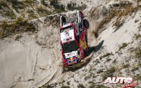 Nasser Al Attiyah, al volante del Toyota Hilux V8 4x4, durante el Rally Dakar 2018.