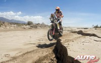 Laia Sanz, a los mandos de su KTM 450 Rally Replica, durante una de las etapas del Rally Dakar 2018.