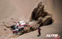 Nasser Al Attiyah, al volante del Toyota Hilux V8 4x4, durante el Rally Dakar 2018.