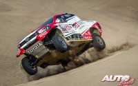 Giniel de Villiers, al volante del Toyota Hilux V8 4x4, durante el Rally Dakar 2018.