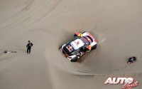 Sébastien Loeb sufría un golpe en medio de las dunas durante la 5ª etapa del Rally Dakar 2018, disputada entre San Juan de Marcona y Arequipa (Perú). El Peugeot 3008 DKR Maxi no sufría daños importantes, pero su copiloto, Daniel Elena, se resentía físicamente del golpe y el equipo decidía abandonar la prueba.