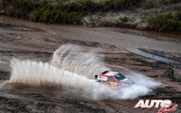 Nasser Al Attiyah, al volante del Toyota Hilux V8 4x4, durante el Rally Dakar 2018.