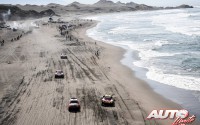 La 4ª etapa del Rally Dakar 2018 daba la salida a los participantes desde las playas de San Juan de Marcona (Perú). En la foto: Nasser Al Attiyah (Toyota Hilux V8 4x4), Stéphane Peterhansel (Peugeot 3008 DKR Maxi), Carlos Sainz (Peugeot 3008 DKR Maxi) y Cyril Despres (Peugeot 3008 DKR Maxi).