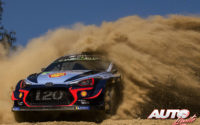 Andreas Mikkelsen, al volante del Hyundai i20 Coupé WRC, durante el Rally de México 2018, puntuable para el Campeonato del Mundo de Rallies WRC.