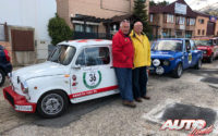Vívi García y Víctor Fernández junto al Abarth 1000 TC del primero, un pequeño deportivo con sabor muy "racing".