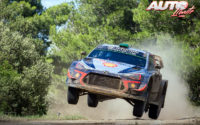 Hayden Paddon, al volante del Hyundai i20 Coupé WRC, durante el Rally de Italia 2018, puntuable para el Campeonato del Mundo de Rallies WRC.