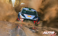 Hayden Paddon, al volante del Hyundai i20 Coupé WRC, durante el Rally de Italia 2018, puntuable para el Campeonato del Mundo de Rallies WRC.