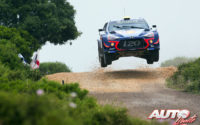Andreas Mikkelsen, al volante del Hyundai i20 Coupé WRC, durante el Rally de Italia 2018, puntuable para el Campeonato del Mundo de Rallies WRC.