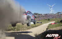 Andreas Mikkelsen, al volante del Hyundai i20 Coupé WRC, durante el Rally de Portugal 2018, puntuable para el Campeonato del Mundo de Rallies WRC.