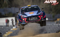 Andreas Mikkelsen, al volante del Hyundai i20 Coupé WRC, durante el Rally de Portugal 2018, puntuable para el Campeonato del Mundo de Rallies WRC.