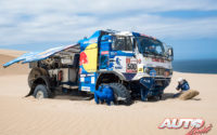 Eduard Nikolaev, Evgenii Yakovlev y Vladimir Rybakov trabajando en desatascar de la arena su Kamaz 43509 durante una etapa del Rally Dakar 2019.