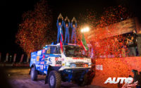 Eduard Nikolaev, Evgenii Yakovlev y Vladimir Rybakov, sobre su Kamaz 43509, en el podio de vencedores del Rally Dakar 2019.