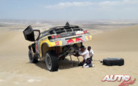 Sébastien Loeb y Daniel Elena, solucionando una avería del Peugeot 3008 DKR 4x2, durante una etapa del Rally Dakar 2019.