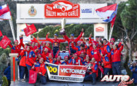 Sébastien Ogier y Julien Ingrassia en el podio del Rally de Montecarlo 2019, celebrando la victoria número 100 del equipo Citroën Racing en WRC.