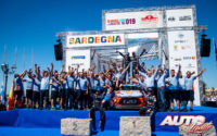El equipo Hyundai WRT celebrando la victoria de Dani Sordo al volante del Hyundai i20 Coupé WRC, durante el Rally de Italia - Cerdeña 2019, puntuable para el Campeonato del Mundo de Rallies WRC 2.