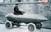 El 29 de abril de 1899, Camille Jenatzy era el primero en superar la “barrera” de los 100 km/h al volante de su automóvil de propulsión eléctrica, bautizado con el nombre de “La Jamais Contente”, con el que alcanzaba una velocidad máxima de 105,9 km/h.